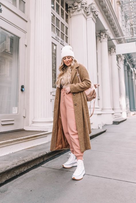 Neutral athleisure style in New York via @daniellegervino | #winterstyle #neutralstyle #streetstyle #athleisure Converse Run Star Hike Street Style, Converse Hike Outfit, Run Star Hike Outfit Women, Converse Run Star Hike Outfit, Platforms Outfit, Winter Athleisure Outfits, Neutral Athleisure, Black Joggers Outfit, Winter Athleisure