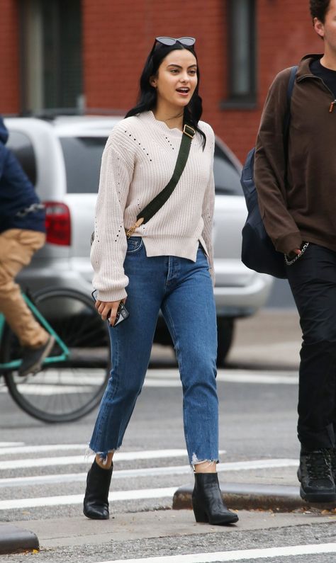 Camila Mendes Style, Camilla Mendes, Cami Mendes, Camila Mendes, Sweater Cropped, Cream Sweater, Autumn Outfit, Winter Looks, New Wardrobe