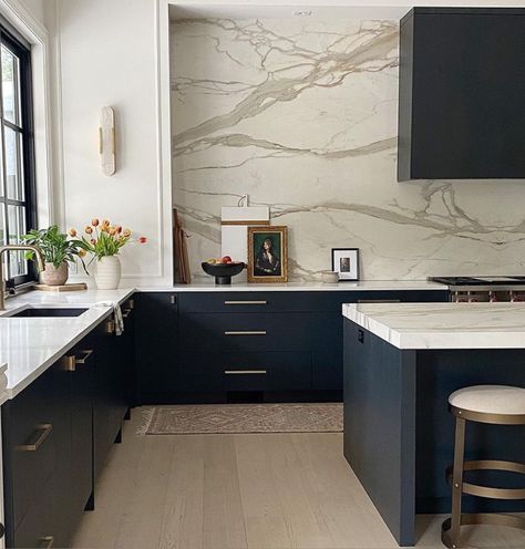 Black Paint Colors, Hgtv Kitchens, Condo Kitchen, Black Kitchen Cabinets, Dark Kitchen, Kitchen Inspiration Design, Black Kitchen, Black Cabinets, Farmhouse Style Kitchen