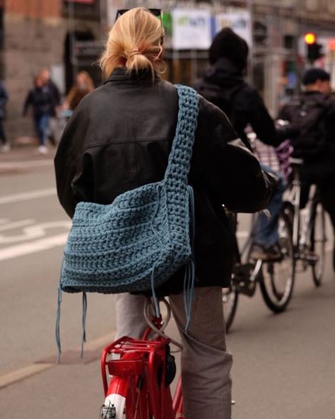 Stockholm Fashion Week, Sacs Tote Bags, Knitted Bag, Crochet Tote, Mode Inspo, 가을 패션, Crochet Handbags, Knit Fashion, Crochet Accessories