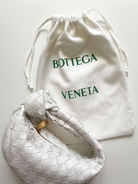 Mini Jodie Outfit, Bottega Bag, Bottega Veneta Jodie, Mini Jodie, Bottega Veneta Bag, Bottega Jodie, Bags Aesthetic, Cute Bags, White Bag