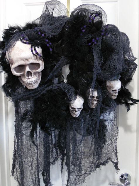 Gothic Wreaths, Halloween Feather Wreath, Halloween Wreath Ideas, Scary Halloween Wreath, Raven Halloween, Diy Skulls, Skeleton Wreath, Skull Wreath, Fairy Halloween Costumes