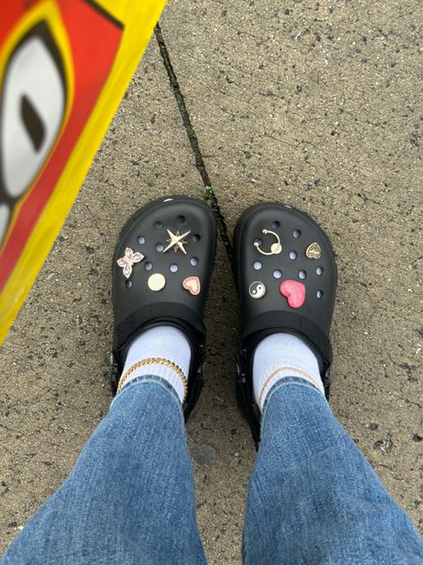 Crocs Korean Fashion, Crocs Hiker Clog, Black Crocs Jibbitz Ideas, Crocs Pins Ideas, Black Crocs Aesthetic, Black Crocs With Jibbitz, Crocs Ootd, Jibbitz Crocs Ideas, Cute Crocs Shoes