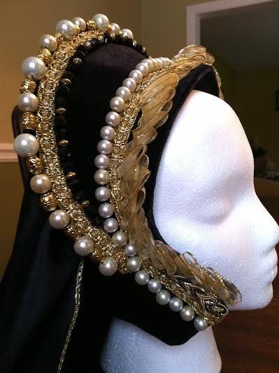 Tudor Headdress, Tudor Accessories, Tudor Hairstyles, Medieval Headpiece, Elaena Targaryen, Motif Soutache, Soutache Pattern, Tudor Gown, Medieval Hats