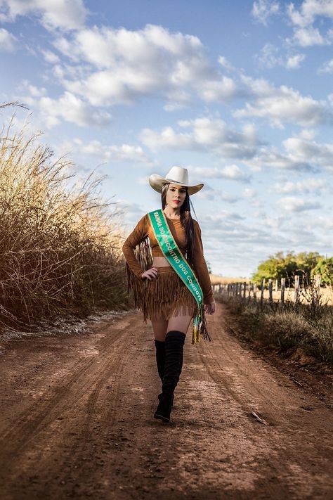 Outfit Vaqueros, Outfit Vaquero, Looks Country, Cowgirl Outfits, Cow Girl, Rodeo, Cowboy Hats, Cowboy, Outfit Inspo