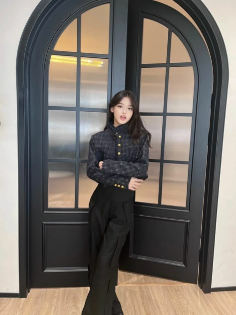 Korean Rich Girl Outfit, Rich Korean Aesthetic, Rich Asian Outfit, Korean Money, Elegant Outfit Classy, Downtown Outfits, Crop Top And Leggings, Women Dresses Classy, Expensive Clothes