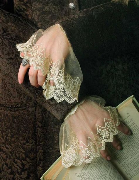 Gaun Abad Pertengahan, Yennefer Of Vengerberg, Lace Cuffs, Linens And Lace, Historical Fashion, Fashion Details, Classic Art, Henna, Shabby Chic