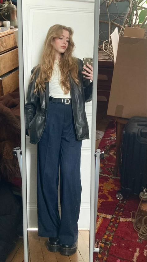 90s Grunge Feminine, Jazz Style Fashion Women, 90s College Fashion, Jazz Outfit Aesthetic, Winter Lesbian Outfits, Indie Business Casual, Feminine Lesbian Style, Jazz Outfits Style Woman, Lesbian Outfits Feminine