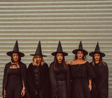 All black witches costume ideas for halloween. Group of girls, mums, sisters. Halloween costume ideas for group, family. Scary Witch Halloween Costume, Witches Trio Costume, Witches Group Costume, Group Witch Costumes, Traditional Halloween Costumes, Group Of Witches, Witch Photoshoot Friends, Witch Sisters Photoshoot, Witch Coven Photoshoot Group