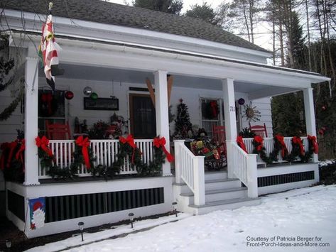 Railing Decorations, House Christmas Decorations, Porch Garland, Porch Outdoor, Outside Christmas Decorations, Railings Outdoor, Christmas Decorating Ideas, Outdoor House, Porch Railing