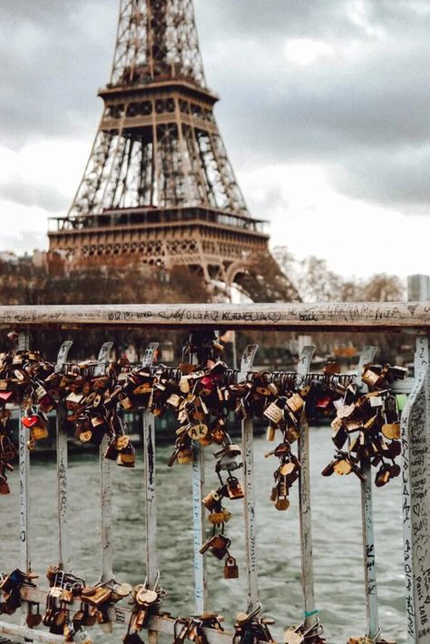 Love Lock Bridge Paris, Three Days In Paris, Love Lock Bridge, Paris Neighborhoods, Eiffel Tower Photography, Romantic Paris, Paris France Travel, Romantic Things To Do, City Of Lights