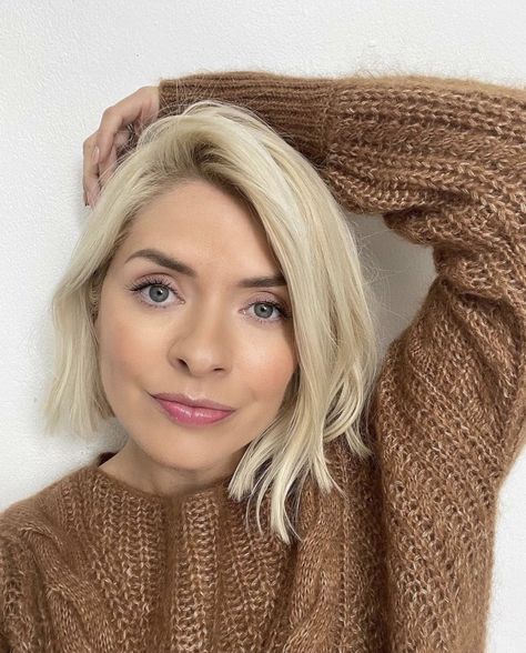 Holly Willoughby Hair, Holly Willoughby Legs, Quick Makeup, Holly Willoughby, Hair Crush, Blonde Bobs, Natural Hair Color, Hair Today, Great Hair