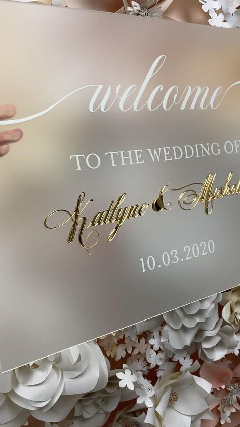 Sign Video, Acrylic Welcome Sign, Signage Wedding, Box Wedding Invitations, Unique Wedding Cards, Video Wedding, Signs Wedding, Acrylic Wedding Invitations, Acrylic Invitations