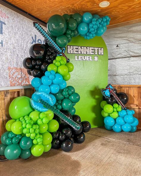 Tania DFW Balloon Stylist | Kenneth Level 8! 🎉 So much fun setting this up for my returning client! Loved the colors! Sign by @any_time_print ✨ #dfw #minecraft… | Instagram Minecraft Party Table Decorations, Minecraft Birthday Balloon Garland, Minecraft Balloon Decorations, Minecraft Balloon Garland, Minecraft Balloon Arch, Minecraft Balloon Ideas, Minecraft Birthday Theme, Minecraft Birthday Ideas, Minecraft Theme Birthday