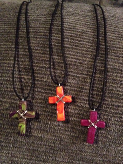 Baking Polymer Clay, Clay Cross, Ceramic Crosses, Polymer Clay Jewelry Tutorials, Wall Cross, Polymer Clay Jewelry Diy, Clay Wall, Polymer Jewelry, Polymer Clay Necklace