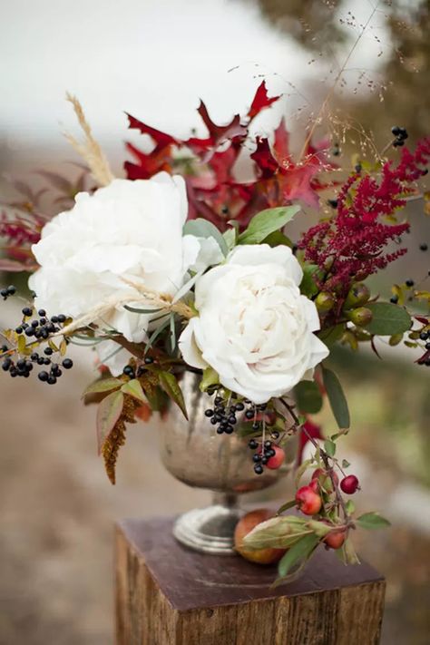 13 Inspired Christmas Floral Arrangements | Hunker Fall Floral Centerpieces, Rustic Arrangements, Fall Floral Arrangements, Fall Decor Inspiration, Fall Florals, Flower Installation, Christmas Floral Arrangements, Holiday Flower, Hello Lovely