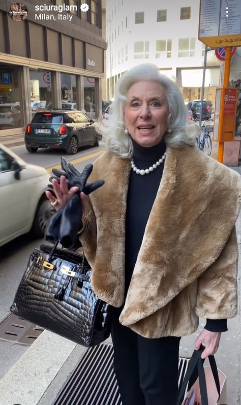 Elegant Grandma Outfit, Rich Grandma Outfit, Rich Grandma Aesthetic, Old Money Grandma, Cool Old Lady, Rich Grandma, Beautiful Old Lady, Fur Vest Outfits, Grandma Clothes