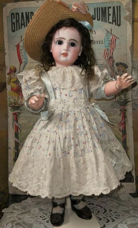 Amber Brown Eyes, Bru Dolls, Quilts Vintage, Antique Porcelain Dolls, Antique Doll Dress, Doll Things, Amber Brown, French Dolls, German Dolls