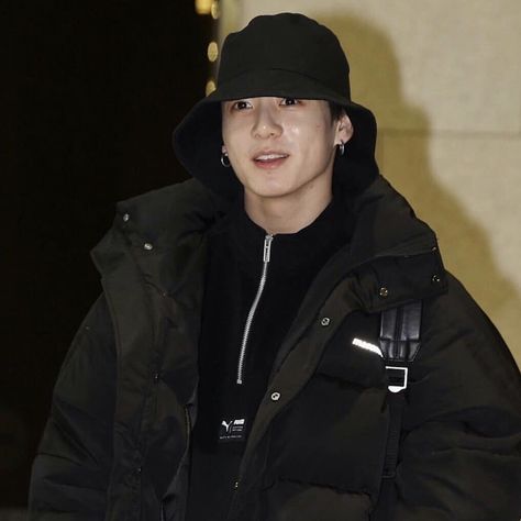 Airport fashion bare faced Jungkook Airport Fashion, Jungkook Airport, The North Face Coat, Story Fake, Fake Life, North Face Coat, Airport Fashion, Bucket Hats, Airport Style