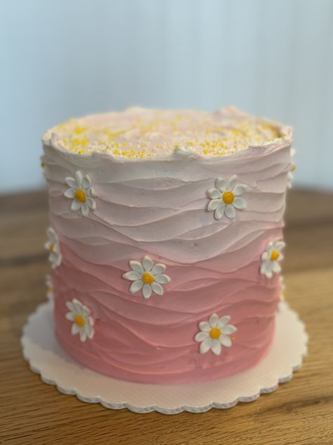 Isn’t She Wonderful Cake, White Daisy Cake, Daisy Theme Baby Shower Ideas, Daisy Cakes, Daisy Party, 28th Birthday, Buttercream Cake Decorating, 2nd Birthday Party Themes, Pretty Birthday Cakes