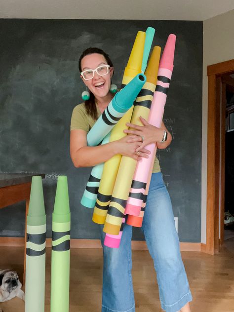 Make these giant crayons from shipping tubes for your art classroom or back to school photos or just to add some color around your home decor! How To Make Giant Crayons, Diy Crayon Decorations, Diy Giant Crayon Decoration, Back To School Outdoor Decorations, Classroom Art Storage, How To Make Giant Crayons Out Of Pool Noodles, Diy Crayon Decor, Diy Large Pencil Prop, Crayons Decorations For Classroom