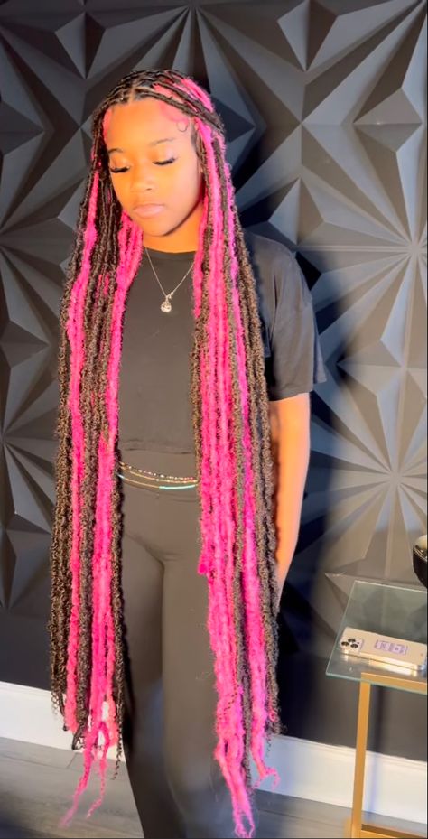 Pink Hairstyles Black Women Braids, Ginger And Pink Soft Locs, Pink Pickaboo Knotless Braids, Cute Soft Locs With Color, Soft Locs Brown And Pink, Yellow Peekaboo Braids, Pink Knotless Box Braids With Curls, Black Back To School Hairstyles, Pink And Blonde Soft Locs