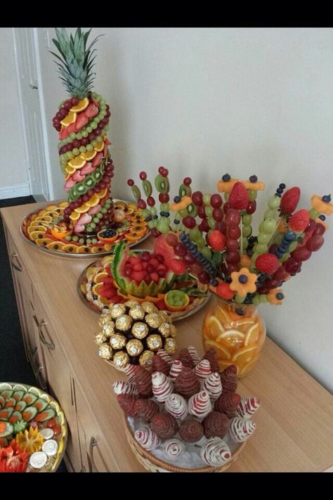 Decorated fruits for mendi Mendhi Food Ideas, Dry Fruit Thali Decoration, Cinifan Taals, Fruits Decoration Ideas For Engagement, Mehndi Fruit Platter, Wedding Taals Bengali, Mendhi Thaal, Mendhi Fruit Platter, Taal Ideas