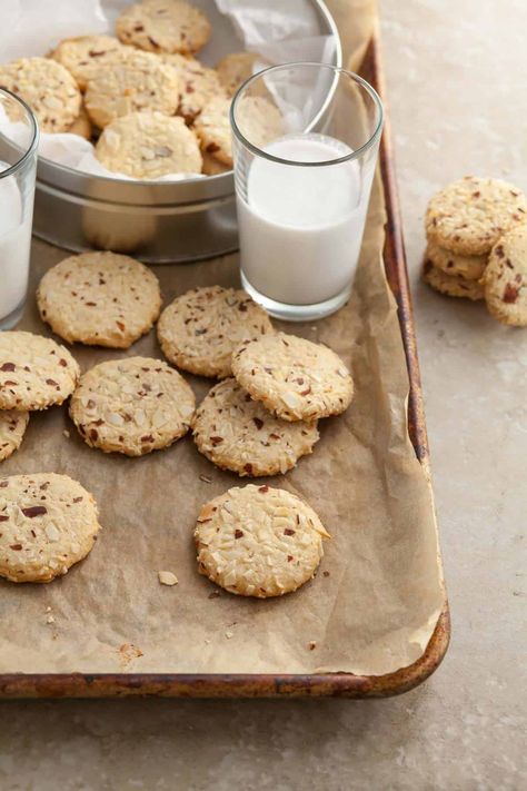 Looking for a delicious and easy-to-make gluten-free cookie this holiday season? Bake these delightfully crunchy almond cookies! Dietary Recipes, Cookies Made With Almond Flour, Gluten Free Almond Cookies, Healthy Winter Meals, Gf Cookies, Cookie Making, Paleo Cookies, Cocoa Cookies, Cookie Time