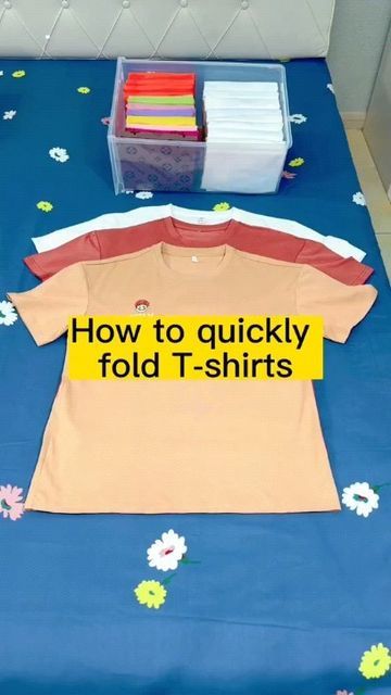 Folding Tee Shirts, Shirt Folding Trick, How To Fold Jeans, Folding Tips, How To Fold Pants, Shirt Organization, T Shirt Folding, Folding Fitted Sheets, Folding Jeans