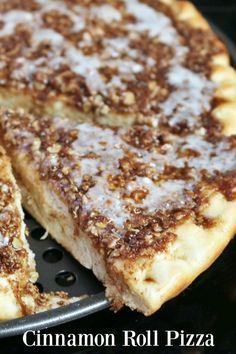 Cinnamon Roll Pizza : recipesfoodandcooking Cinnamon Roll Pizza, Crescent Roll Desserts, Pizza Crescent Roll, Breakfast Pizza Crescent Roll, Roll Desserts, Crescent Roll Dessert, Dessert Pizza Recipes, Pizza Dessert, Sweet Pizza