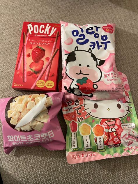 Kawaii Snack Cart, Snacks Japonais, Strawberry Snacks, Japan Snacks, Snack Cart, Japanese Drinks, Korean Snacks, Kawaii Cooking, Asian Snacks