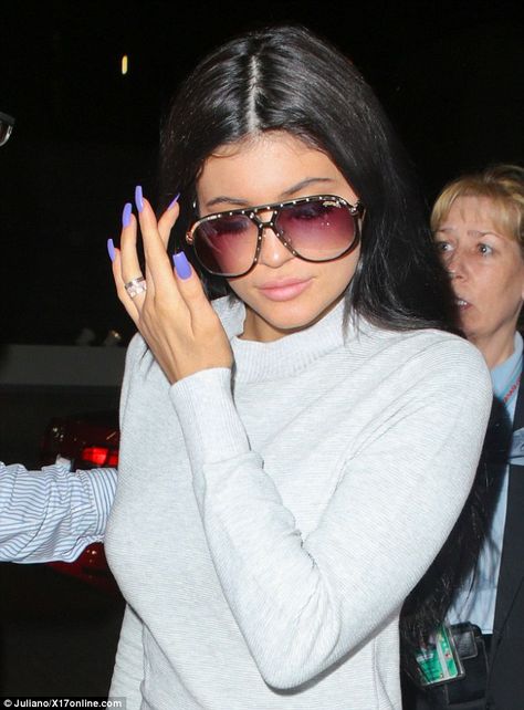 Nailed it: Purple lacquer could be seen on her very long fingernails as well as silver rin... Uñas Kylie Jenner, Kardashian Nails, Style Kylie Jenner, Kylie Nails, Jenner Girls, Kylie Jenner Nails, Celebrity Nails, Kylie J, Diva Nails