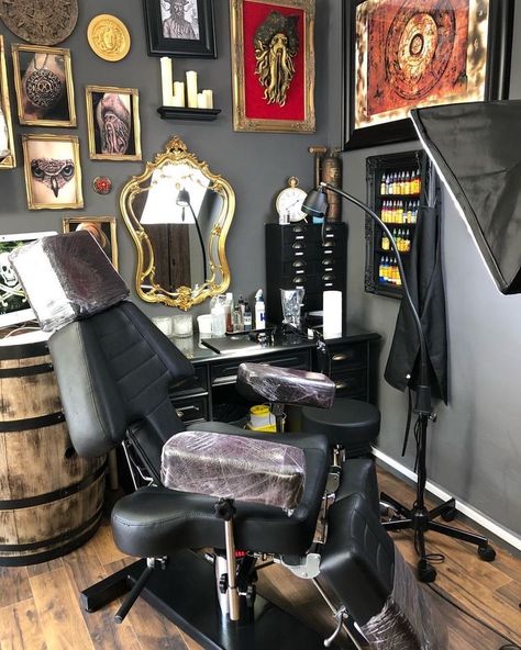 Tattoo Studio Furniture, Gothic Tattoo Studio Decor, Hag Tattoo, Tattoo Studio Decoration Ideas, Studio Decoration Ideas, Tattoo Studio Decoration, Tattoo Shop Interior, Tattoo Shop Decor, Tattoo Studio Interior