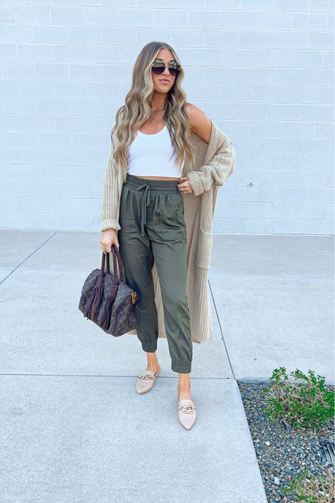 Dressing Up Joggers Outfits, Cargo Joggers Outfits Women, Green Joggers Outfit, Cargo Joggers Outfits, Jogger Pants Outfit Women, Womens Joggers Outfit, Joggers Outfit Women, Green Pants Outfit, Silk Joggers