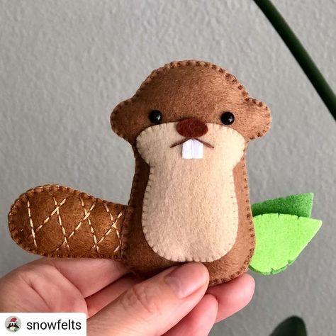 Pannolenci Ideas, Felt Beaver, Felt Ornaments Patterns, Felt Crafts Patterns, Felt Crafts Diy, Felt Quiet Books, Felt Birds, Felt Patterns, Felt Decorations