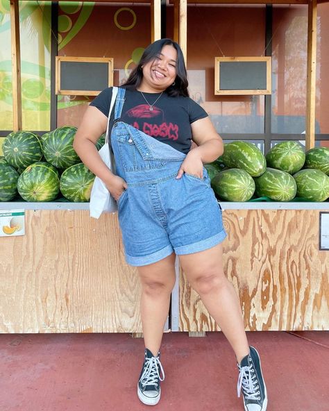 Lauren Licup, Overalls Outfit Plus Size, Plus Size Overall Shorts, Plus Size Overalls Outfit, Short And Curvy Outfits, Short Overalls Outfit, Overalls Outfit Short, Overalls Outfit Summer, Mas Outfits