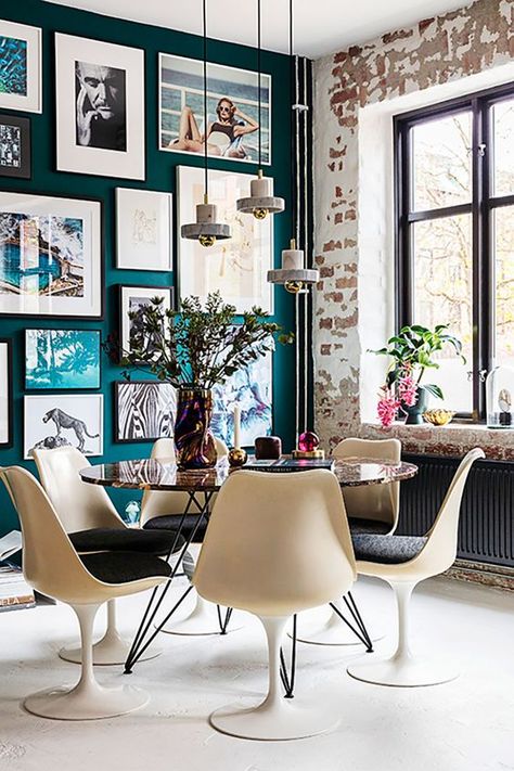 Dining Room Art Gallery Wall, Dining Room Gallery Wall Ideas, Round Table Ideas, Gallery Wall Dining Room, Emerald Wall, Dining Room Gallery Wall, Eclectic Dining Room, Eclectic Dining, Gallery Walls