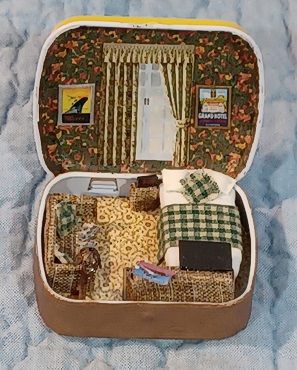 Mint Tin Challenge Submissions | Create.Miniatures.org Altoid Tins Crafts, Altoid Tin Ideas Miniatures Diy, Diorama Box Ideas, Altoid Tin Miniatures, Altoid Tin Shrine, Handmade Miniatures Ideas, Diy Miniature Dollhouse Accessories, Altoid Tin Ideas Miniatures, Craft Ideas For Beginners