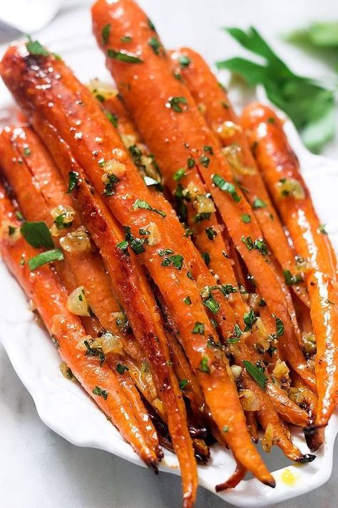 Honey garlic butter roasted carrots are so easy to make and delicious! The perfect side for a weeknight meal or a holiday crowd. Butter Roasted Carrots, Thanksgiving Recipes Side Dishes Veggies, Roasted Carrots Recipe, Honey Roasted Carrots, Thanksgiving Food Sides, Thanksgiving Recipes Side Dishes, Cooked Carrots, Slim Fast, Fruit Salad Recipes