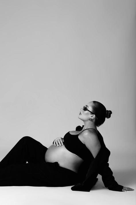 Black Maternity Pictures, Family Pregnancy Photoshoot, Maternity Shoot Outfit, Studio Maternity Shoot, Maternity Picture Outfits, Maternity Studio Photoshoot, Pregnancy Announcement Photoshoot, Mother Baby Photography, Studio Maternity Photos