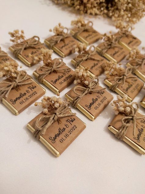 Graduation Chocolate Design, Chocolate Giveaways Ideas, Chocolate For Wedding, Bridesmaid Chocolate, Wedding Favor Ideas For Guests, Rustic Fall Wedding Favors, Guest Favors Wedding, Wedding Chocolates, Boho Wedding Favours