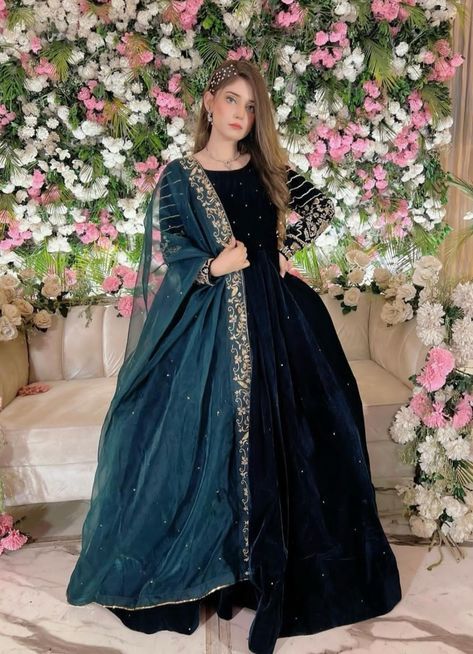 Velvet Long Frock, Velvet Frock Design, Vmas Red Carpet Outfit, Latest Long Frock Designs, Velvet Pakistani Dress, Velvet Frock, Pakistani Casual Dresses, Vmas Red Carpet, Wedding Reception Outfit