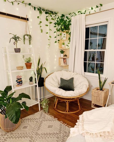 This boho room features a light wood corner shelf mounted next to a white ladder shelf. A rattan papasan chair with a white cushion is used as corner furniture between the shelves. Bring home the feeling of the outdoors with hanging ivy strung along the ceiling. Corner Furniture Ideas, Papasan Chair Living Room, Rattan Chair Living Room, Papasan Chair Cushion, Corner Furniture, Cozy Reading Corners, Cotton Craft, Bedroom Corner, Living Room Corner