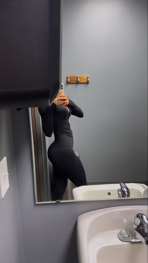 Workout Pictures Women, Whole Body Mirror Selfie, Gym Asthetic Picture Girly, Ootd No Face, Fake Gym Snap, Workout Mirror Selfie, Gym Mirror Pics, Gym Snaps, Gym Snap