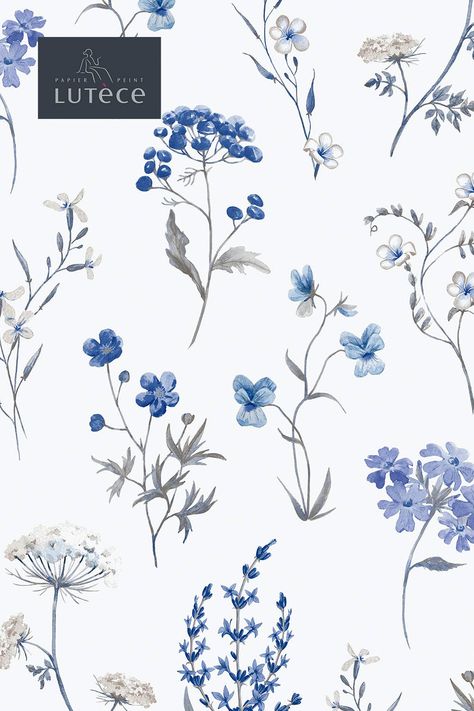 Apportez une touche de douceur à votre décoration intérieure avec ce papier peint Fleurs des Prés bleu lavande de la collection Romance par Lutèce. La couleur évoque une ambiance apaisante et relaxante, idéale pour une maison sereine. Painting Wallpaper, Design Patterns, Wall Wallpaper, Pattern Design, Mural, Hand Painted, Drawings, Floral, Wall