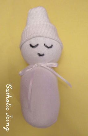 how to make a no sew sock baby Jesus Christmas Crafts, Baby Jesus Craft, Diy Sock Toys, Operation Christmas Child Boxes, Preschool Bible Lessons, Sock Snowman, Catholic Crafts, Christmas Crafts For Toddlers, Preschool Bible