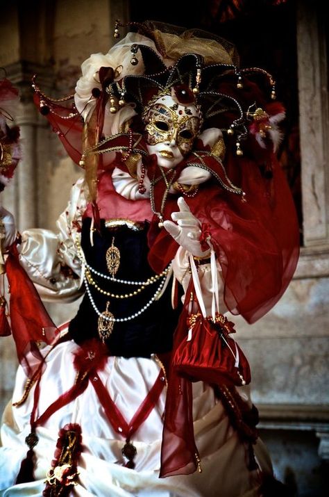 Venice Carnival Costumes, Costume Carnaval, Pierrot Clown, Circus Aesthetic, Dark Circus, Venice Mask, Venetian Carnival Masks, Venetian Carnival, Come Closer