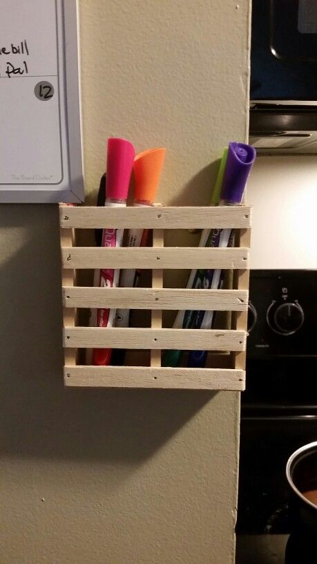 Pen and marker holder pallet Diy Wooden Wall, Marker Holder, Diy Holder, Diy Hanging, Crafty Diy, Fun Diy, 6th Grade, Diy Wood Projects, Diy Wood