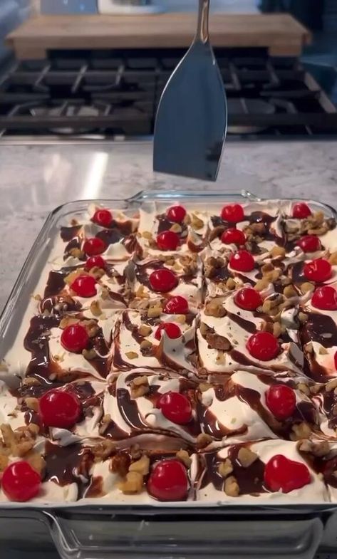 Banana Split Delight! -🎥 Britney | Dicle Belul | Scoopz Banana Split Cake Recipe, Banana Split Pie, Finger Food Recipes For Toddlers, Pudding Cakes, 4 Bananas, Banana Split Cake, Split Cake, Banana Split Dessert, Delicious Deserts