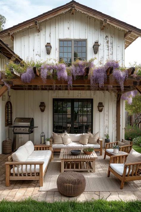 55 Farmhouse Patio Ideas for Charming and Rustic Style Country Backyard Ideas Farmhouse Style, Farmhouse Pergola, Farmhouse Outdoor Patio, Farmhouse Patio Ideas, Decoration Front Porch, Farmhouse Backyard, Front Porch Plants, Relaxing Patio, Porch Landscaping